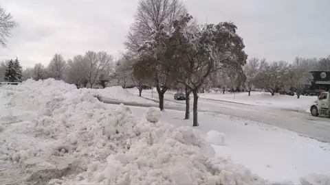 Una tormenta de nieve azota a EEUU: aviones desviados y carreteras cortadas Una tormenta de nieve azota a EEUU: aviones desviados y carreteras cortadas