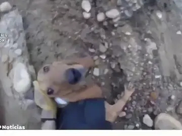 Rescatan a un perro que llevaba tres días atrapado en un barranco en Loporzano Rescatan a un perro que llevaba tres días atrapado en un barranco en Loporzano