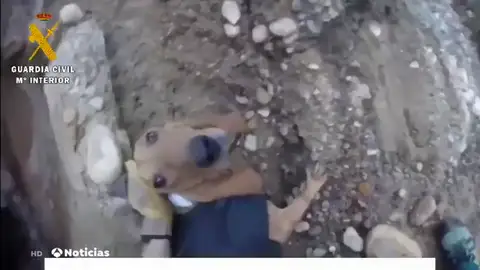 Rescatan a un perro que llevaba tres días atrapado en un barranco en Loporzano Rescatan a un perro que llevaba tres días atrapado en un barranco en Loporzano