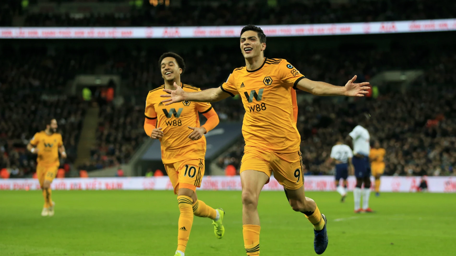 Raúl Jiménez celebra un gol con los Wolves Raúl Jiménez celebra un gol con los Wolves