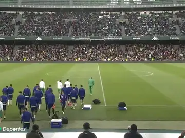 Impresionante estampa en el Villamarín: más de 10.000 aficionados animaron al Betis en su regreso de las vacaciones Impresionante estampa en el Villamarín: más de 10.000 aficionados animaron al Betis en su regreso de las vacaciones
