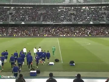 Impresionante estampa en el Villamarín: más de 10.000 aficionados animaron al Betis en su regreso de las vacaciones Impresionante estampa en el Villamarín: más de 10.000 aficionados animaron al Betis en su regreso de las vacaciones