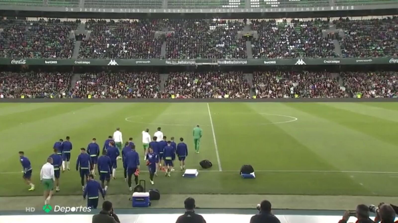 Impresionante estampa en el Villamarín: más de 10.000 aficionados animaron al Betis en su regreso de las vacaciones