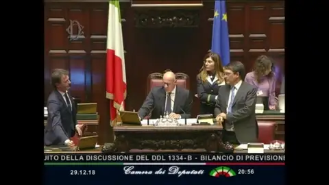 El Parlamento de Italia aprueba los presupuestos del Gobierno pactados con Bruselas El Parlamento de Italia aprueba los presupuestos del Gobierno pactados con Bruselas