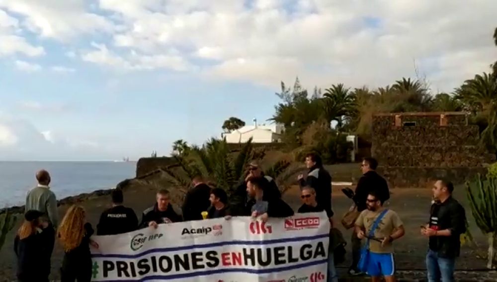 Funcionarios de prisiones y Vox protestan contra Pedro Sánchez en Lanzarote
