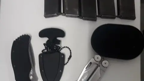 Los cargadores que portaba el detenido Los cargadores que portaba el detenido