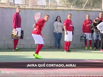 Joaquín pone el arte y las risas en un acto benéfico en el Puerto de Santa María: se atrevió hasta con el tenis Joaquín pone el arte y las risas en un acto benéfico en el Puerto de Santa María: se atrevió hasta con el tenis