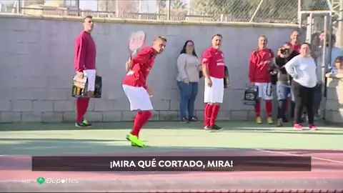 Joaquín pone el arte y las risas en un acto benéfico en el Puerto de Santa María: se atrevió hasta con el tenis Joaquín pone el arte y las risas en un acto benéfico en el Puerto de Santa María: se atrevió hasta con el tenis
