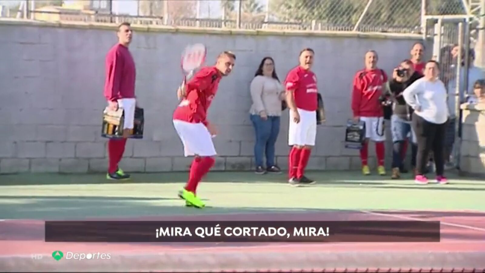 Joaquín pone el arte y las risas en un acto benéfico en el Puerto de Santa María: se atrevió hasta con el tenis