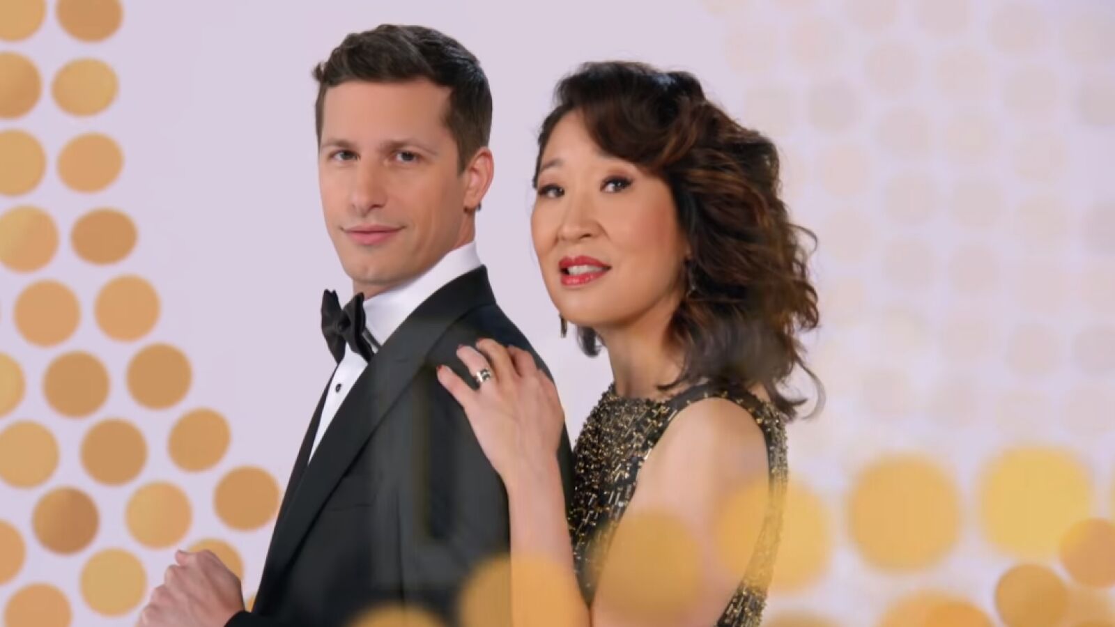 Celebrities, purpurina y peleas de bofetadas: Sandra Oh y Andy Samberg calientan motores para los Globos de Oro 2019