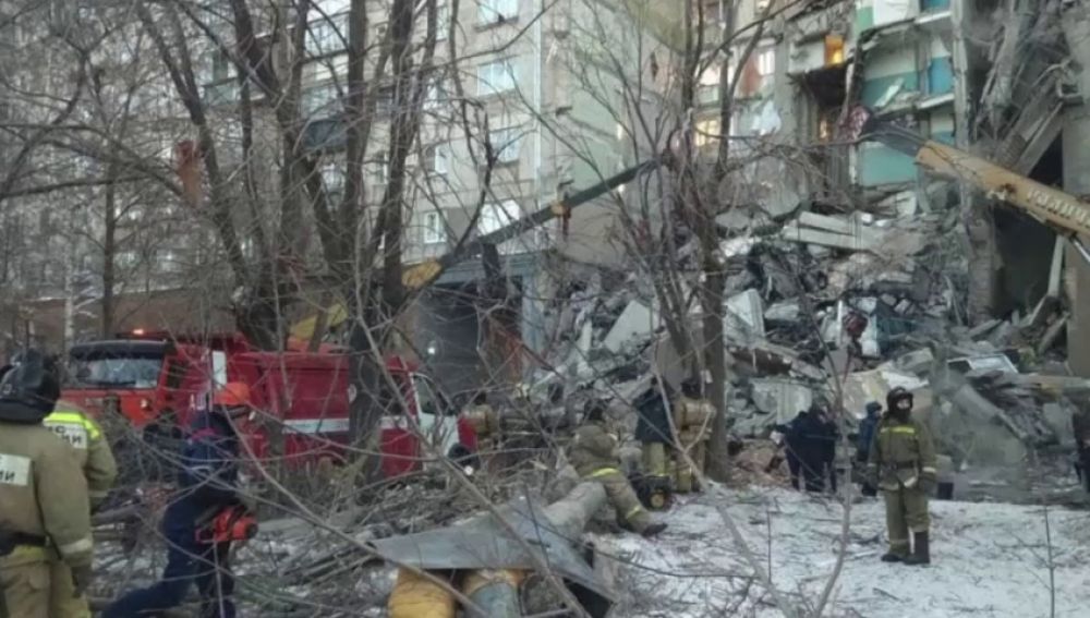 Cuatro muertos y 68 desaparecidos tras una explosión por una fuga de gas en un bloque de viviendas en Rusia