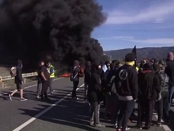 Dos mossos heridos tras colisionar con unos neumáticos en las barricadas del 21D