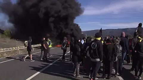 Dos mossos heridos tras colisionar con unos neumáticos en las barricadas del 21D Dos mossos heridos tras colisionar con unos neumáticos en las barricadas del 21D