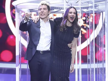 Eva González aparece por el clonador de 'Tu cara me suena' en el Concierto de Año Nuevo para contarnos secretos del gran estreno de 'La Voz' Eva González aparece por el clonador de 'Tu cara me suena' en el Concierto de Año Nuevo para contarnos secretos del gran estreno de 'La Voz'