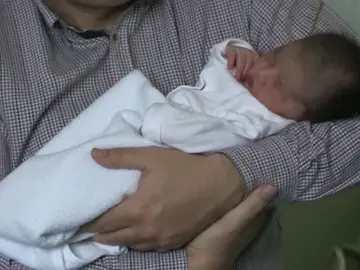 El primer bebé español del año nace en Zaragoza, se llama Carolina María y pesó 3,7 kilos El primer bebé español del año nace en Zaragoza, se llama Carolina María y pesó 3,7 kilos