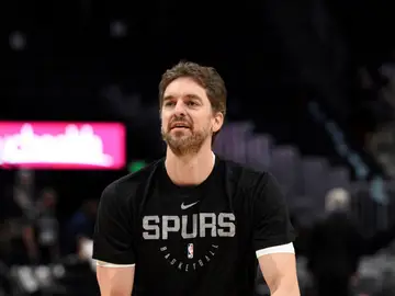 Pau Gasol calienta antes de un partido con los Spurs Pau Gasol calienta antes de un partido con los Spurs