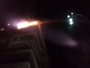 Los bomberos tratan de apagar un fuego provocado por un cohete en Alcorcón