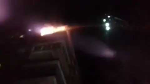 Los bomberos tratan de apagar un fuego provocado por un cohete en Alcorcón Los bomberos tratan de apagar un fuego provocado por un cohete en Alcorcón