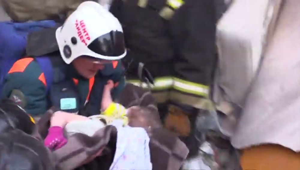 Rescatan a un bebé de once meses enterrado bajo los escombros de un edificio derrumbado en Rusia