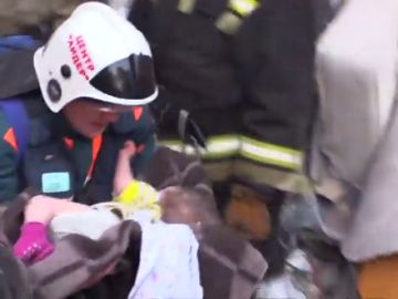 Rescatan a un bebé de once meses enterrado bajo los escombros de un edificio derrumbado en Rusia Rescatan a un bebé de once meses enterrado bajo los escombros de un edificio derrumbado en Rusia