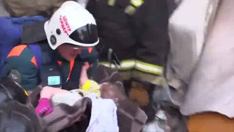 Rescatan a un bebé de once meses enterrado bajo los escombros de un edificio derrumbado en Rusia Rescatan a un bebé de once meses enterrado bajo los escombros de un edificio derrumbado en Rusia
