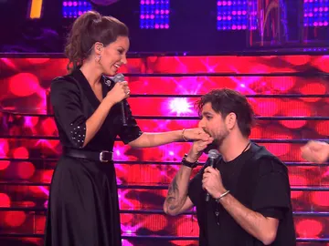 Manu Sánchez se pone a los pies de India Martínez tras su gran actuación como Antonio Orozco y Niña Pastori Manu Sánchez se pone a los pies de India Martínez tras su gran actuación como Antonio Orozco y Niña Pastori