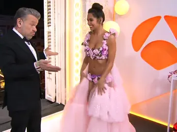 VÍDEO: El espectacular vestido de Cristina Pedroche en las Campanadas 2018 junto a Alberto Chicote VÍDEO: El espectacular vestido de Cristina Pedroche en las Campanadas 2018 junto a Alberto Chicote
