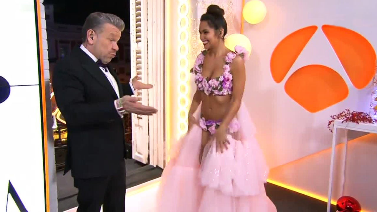VÍDEO - CAMPANADAS 2018: El espectacular vestido de Cristina Pedroche en  las Campanadas 2018 junto a Alberto Chicote