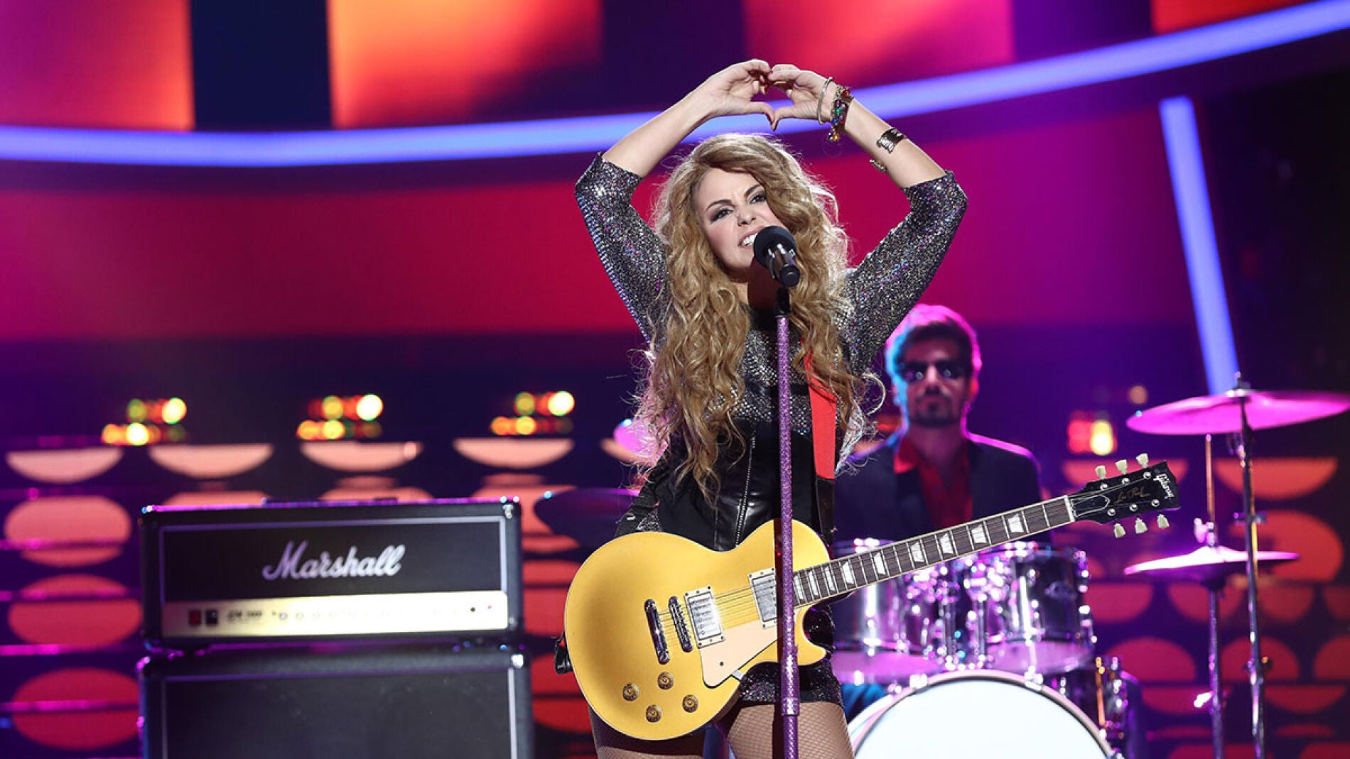 Marta Torn&eacute; arrasa en el escenario como Paulina Rubio con &lsquo;Causa y efecto&rsquo;