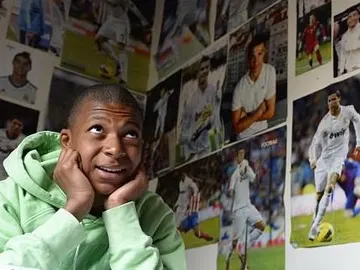 Mbappé, rodeado de posters de Cristiano Ronaldo Mbappé, rodeado de posters de Cristiano Ronaldo