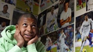 Mbappé celebra su gran 2018... cambiando sus posters de Cristiano Ronaldo de su habitación por otros