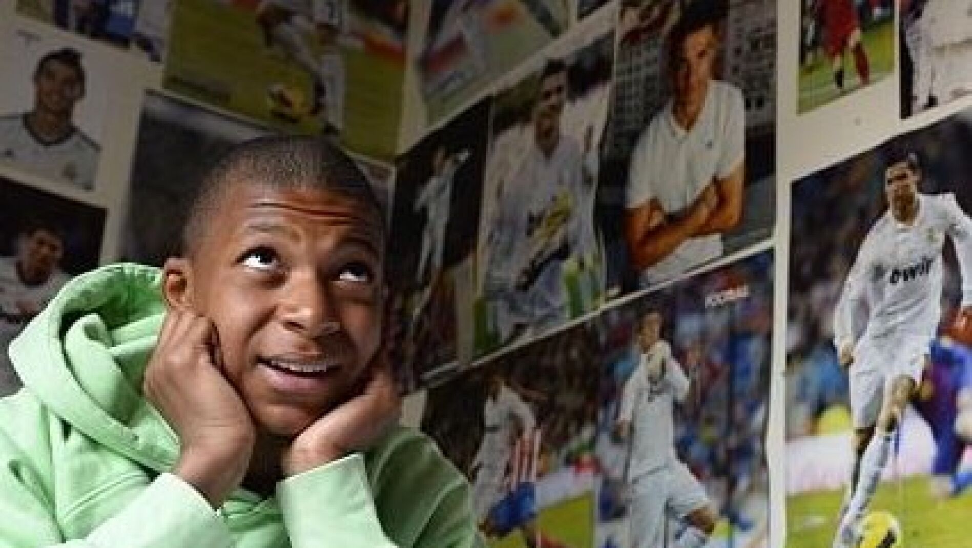 Mbapp&eacute;, rodeado de posters de Cristiano Ronaldo
