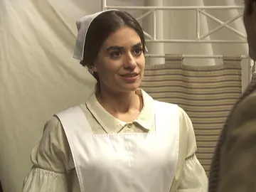 Elsa recibe la visita de un hombre en el hospital de campaña Elsa recibe la visita de un hombre en el hospital de campaña