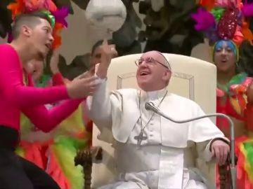 El papa Francisco se anima a hacer malabares con un balón en la audiencia del Vaticano