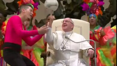El papa Francisco se anima a hacer malabares con un balón en la audiencia del Vaticano