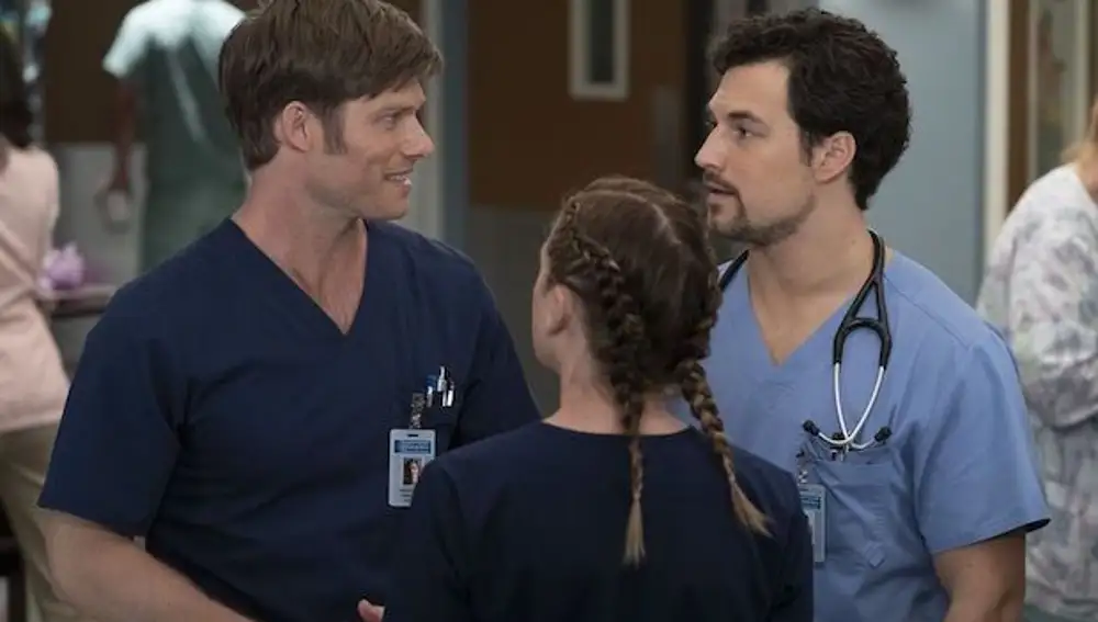 Chris Carmack y Giacomo Gianniotti frente a Ellen Pompeo en la 15ª temporada de 'Anatomía de Grey'