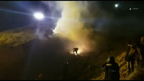 Gas lacrimógeno contra un grupo de migrantes que intentaba cruzar la frontera desde México Gas lacrimógeno contra un grupo de migrantes que intentaba cruzar la frontera desde México