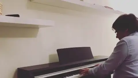 Puigdemont dedica una canción a los presos independentistas Puigdemont dedica una canción a los presos independentistas