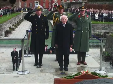 El presidente irlandés deja en evidencia a Sánchez viajando a Canarias en una compañía 'low cost' El presidente irlandés deja en evidencia a Sánchez viajando a Canarias en una compañía 'low cost'