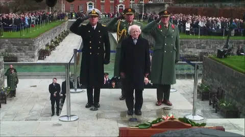 El presidente irlandés deja en evidencia a Sánchez viajando a Canarias en una compañía 'low cost' El presidente irlandés deja en evidencia a Sánchez viajando a Canarias en una compañía 'low cost'