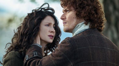 La irresistible imagen de Sam Heughan en 'Outlander' imitando a Caitriona Balfe en su época de modelo