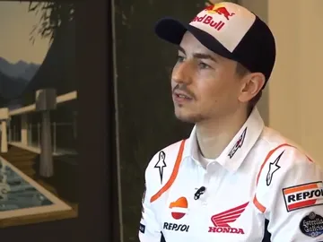 Jorge Lorenzo en una entrevista vestido de Honda Jorge Lorenzo en una entrevista vestido de Honda
