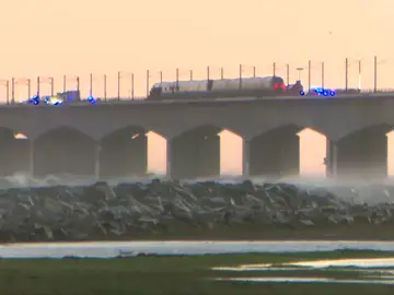 Al menos seis personas han muerto en un accidente de tren en un puente en Dinamarca Al menos seis personas han muerto en un accidente de tren en un puente en Dinamarca