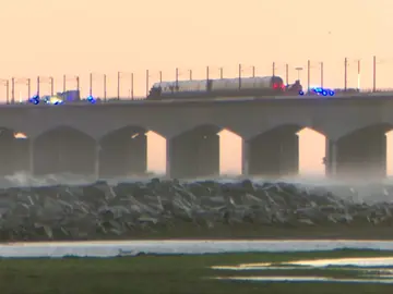 Al menos seis personas han muerto en un accidente de tren en un puente en Dinamarca Al menos seis personas han muerto en un accidente de tren en un puente en Dinamarca
