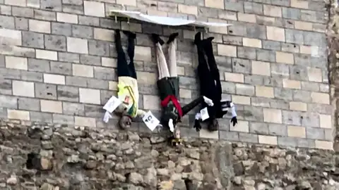El Rey, Franco y un juez, los 'tres reyes' de un nacimiento en Girona, aparecen colgados de un puente El Rey, Franco y un juez, los 'tres reyes' de un nacimiento en Girona, aparecen colgados de un puente