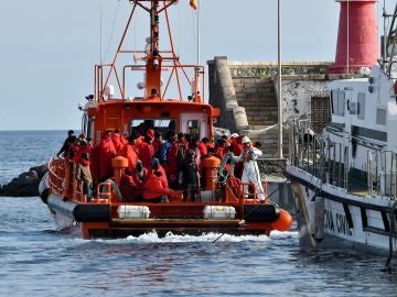 Traslado por parte de Salvamento Marítimo de un grupo de inmigrantes al puerto de Almería.