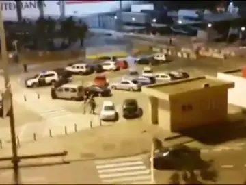 Una avalancha de inmigrantes trata de colarse en un barco con destino a la península Una avalancha de inmigrantes trata de colarse en un barco con destino a la península