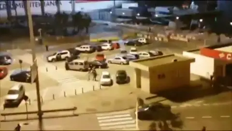 Una avalancha de inmigrantes trata de colarse en un barco con destino a la península Una avalancha de inmigrantes trata de colarse en un barco con destino a la península