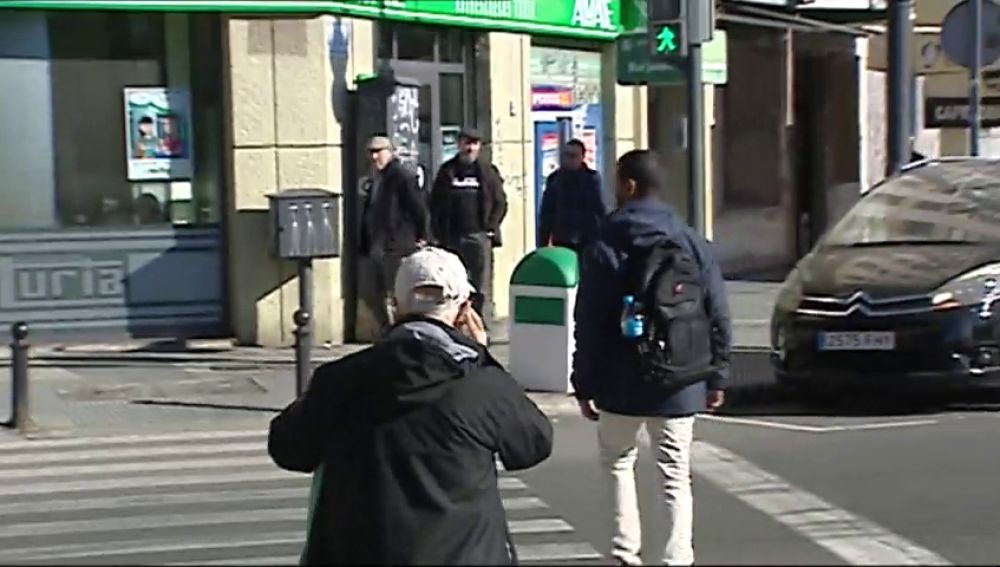 Muere un hombre atropellado en Valencia mientras cruzaba la calle mirando el móvil
