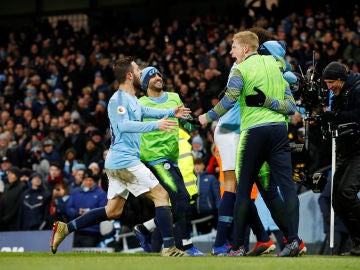 Los jugadores del City celebran un gol ante el Liverpool